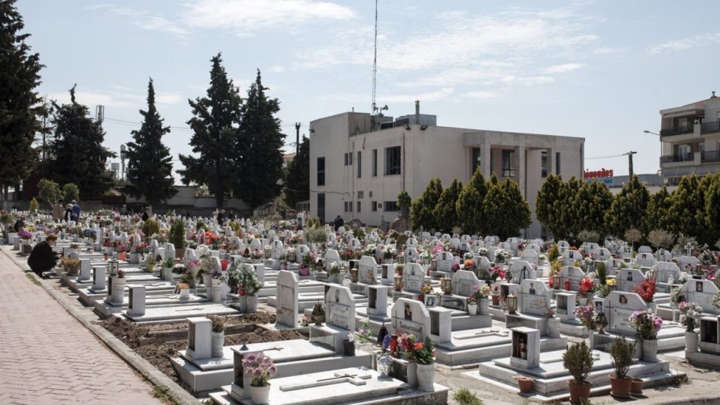 Θεσσαλονίκη: Επιτήδειοι στο κοιμητήριο Ευόσμου κλέβουν το λάδι για τα καντήλια και πολύτιμα αντικείμενα (βίντεο)