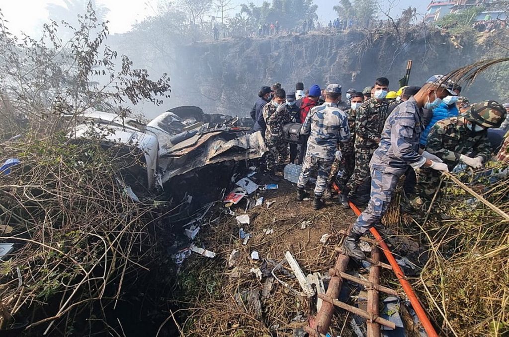 Νεπάλ: «Δεν υπάρχει απολύτως καμία πιθανότητα να βρούμε οποιονδήποτε επιζώντα – Έχουμε περισυλλέξει 71 πτώματα»