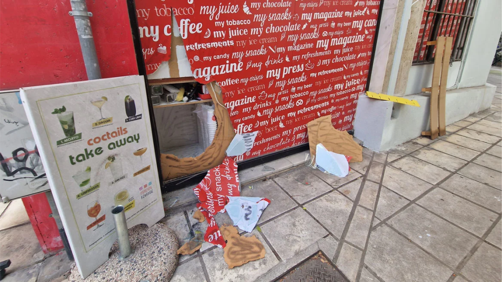Ριφιφί σε κατάστημα ψιλικών στη Θεσσαλονίκη με λεία τσιγάρα αξίας 10.000 ευρώ και μετρητά (φώτο)