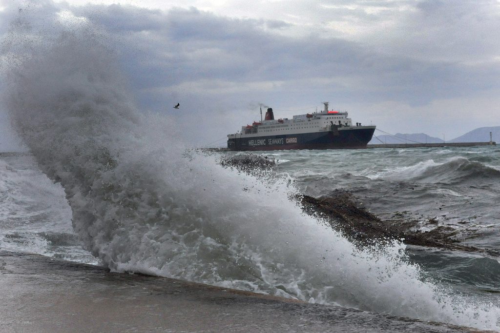 Οι ισχυροί άνεμοι «έδεσαν» στα λιμάνια τα πλοία: Χωρίς ακτοπλοϊκά δρομολόγια Ζάκυνθος και Κεφαλονιά