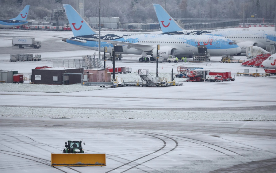 Έκλεισε λόγω χιονοθύελλας το αεροδρόμιο του Μάντσεστερ – Προβλήματα σε όλη τη Βρετανία (φώτο-βίντεο)