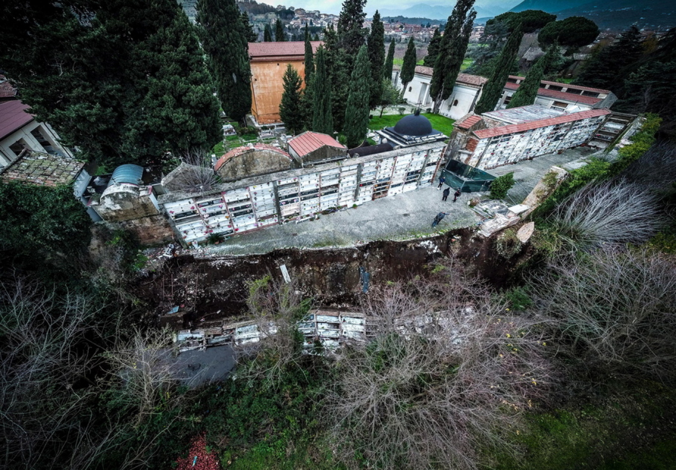 Ιταλία: Κατάρρευση σε νεκροταφείο εξαιτίας της κακοκαιρίας – Φέρετρα και τεφροδόχοι κατέληξαν σε χαράδρα (φωτό)