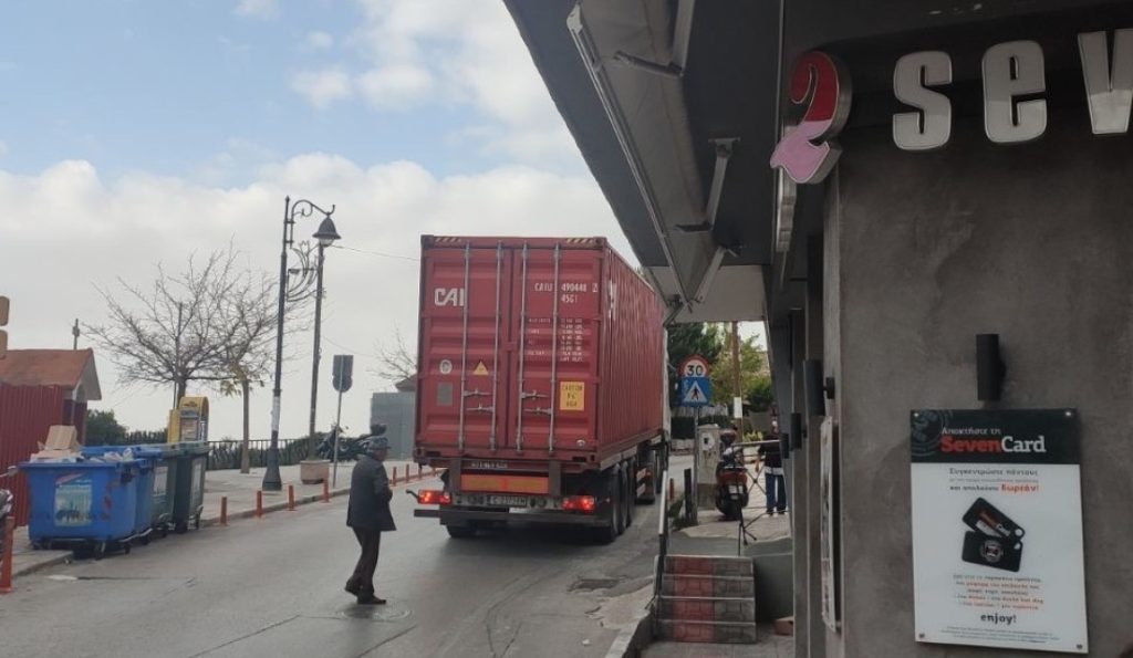 Θεσσαλονίκη: Νταλίκα πήρε παραμάζωμα μπαλκόνι διαμερίσματος (φώτο)