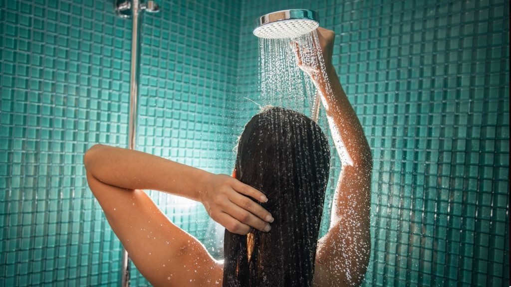 Μην την αμελείς: Η κίνηση μετά το ντους που θα σε γλιτώνει από πολύ κόπο στο καθάρισμα του μπάνιου