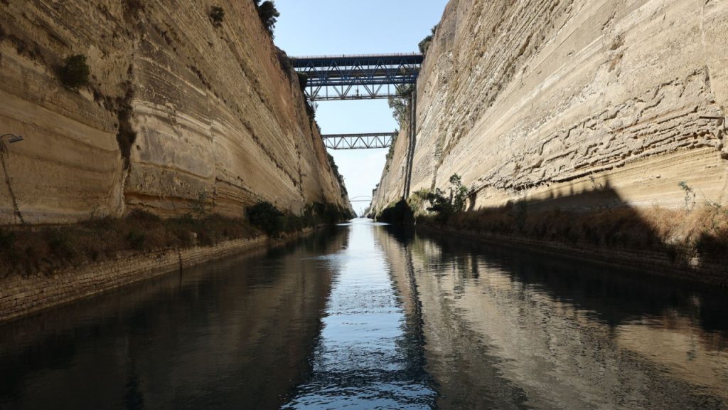 Κόρινθος: Νεκρή ανασύρθηκε γυναίκα που έπεσε από τη γέφυρα του Ισθμού