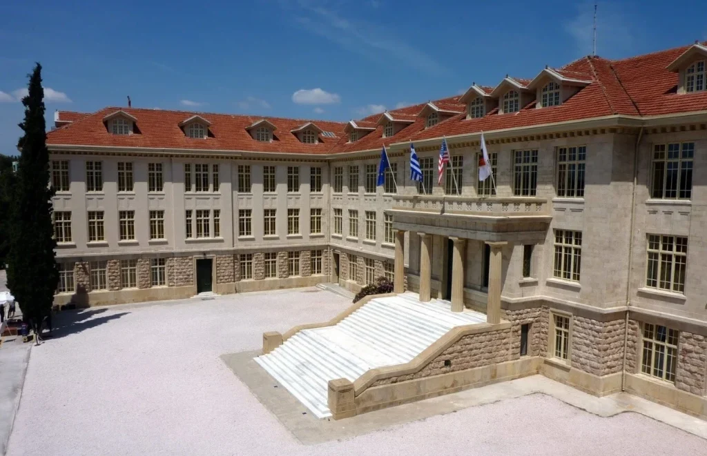 Υπουργείο Προστασίας Πολίτη για την εισβολή Αλβανών στο Κολλέγιο Αθηνών: «Η υπόθεση είναι ανοιχτή και διερευνάται»