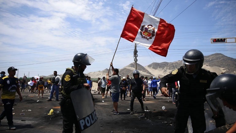 Περού: Χιλιάδες διαδηλωτές στη Λίμα – Δύο ακόμη νεκροί σε βίαια επεισόδια (βίντεο)