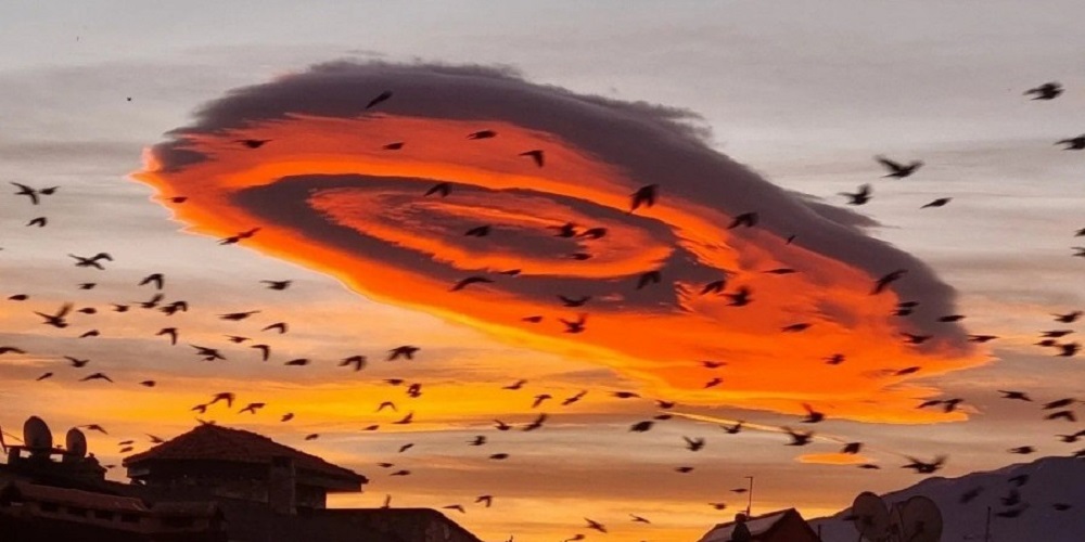 Εντυπωσιακές εικόνες στην Τουρκία: Εμφανίστηκε σύννεφο «UFO» στον ουρανό της Προύσας (φωτό-βίντεο)