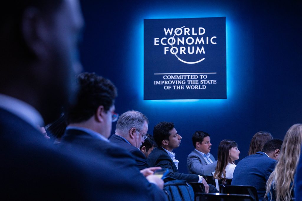 WEF: Αυτή την μουσική ακούν στο Νταβός – Χαμός στο twitter