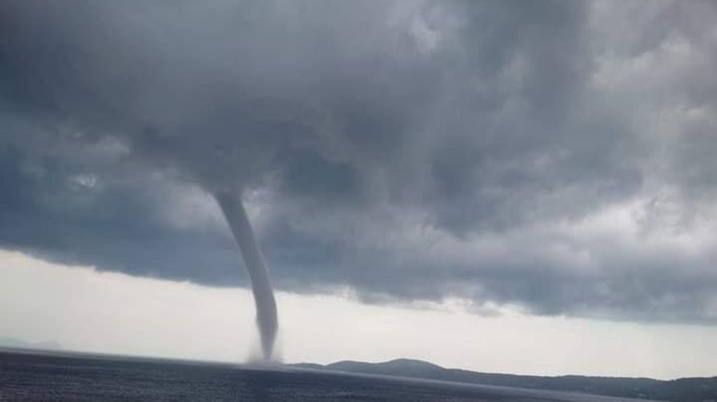 Κακοκαιρία στην Ηλεία: Υδροστρόβιλοι «σαρώνουν» τις ακτές (φωτο)