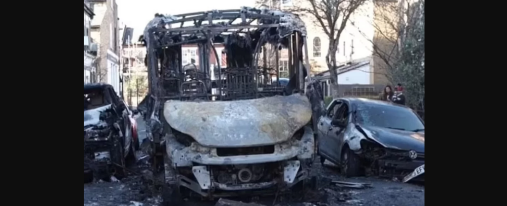 Λονδίνο: Σχολικό λεωφορείο τυλίχθηκε στις φλόγες ενώ βρίσκονταν παιδιά μέσα (βίντεο)