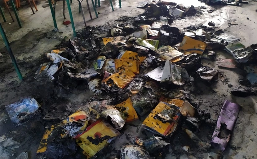 Βανδάλισαν δημοτικό σχολείο στην Καρδίτσα: Έκαψαν βιβλία και κατέβασαν την ελληνική σημαία
