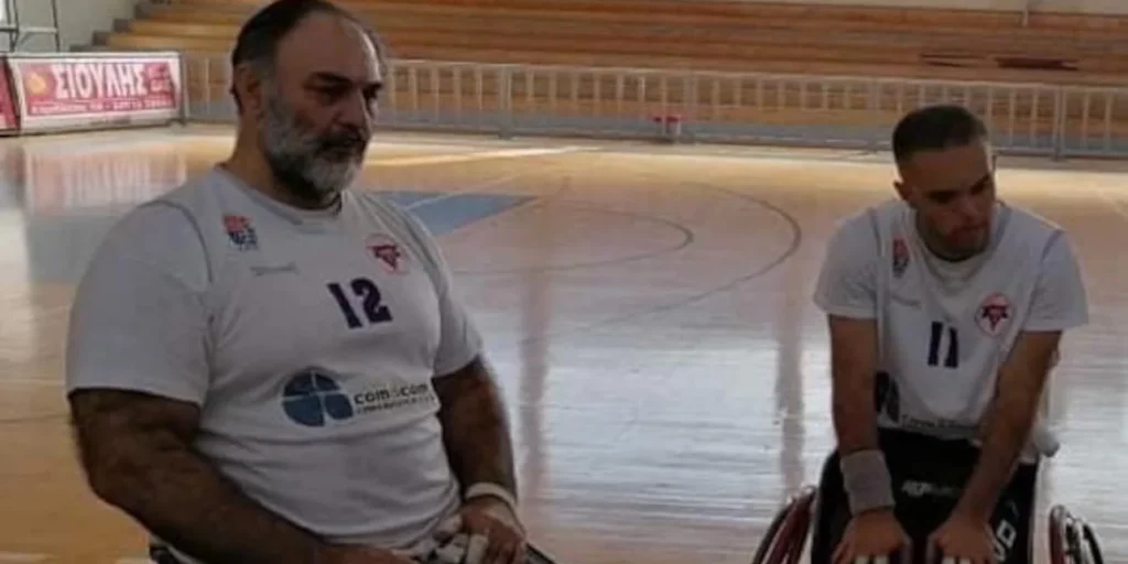 Θεσσαλονίκη: Γιος αγωνίζεται σε αμαξίδιο στο πλευρό του πατέρα του (φωτό)