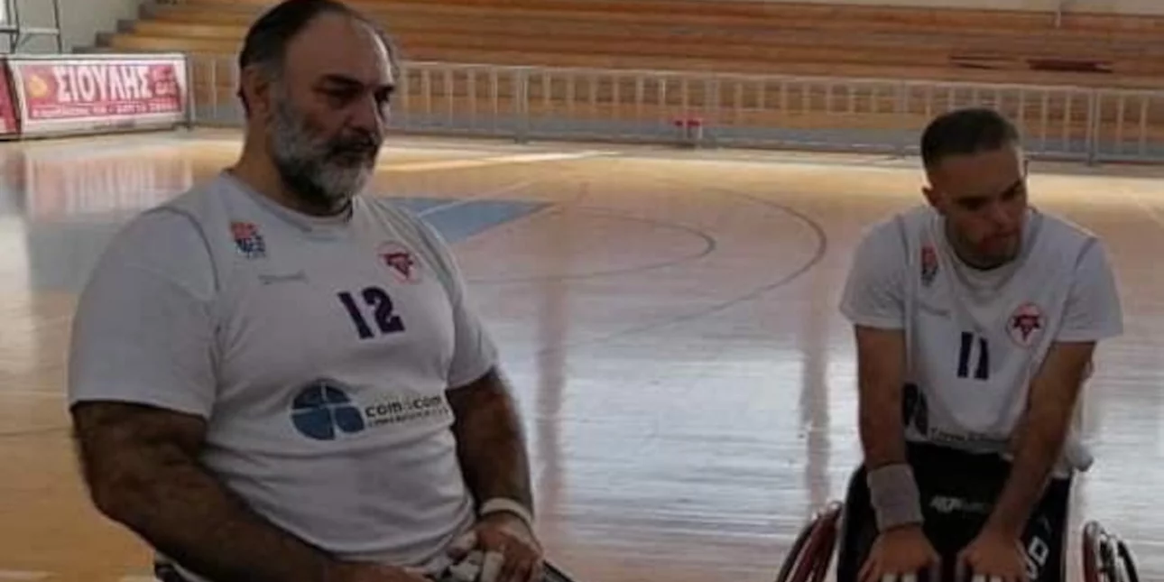 Θεσσαλονίκη: Γιος αγωνίζεται σε αμαξίδιο στο πλευρό του πατέρα του (φωτό)