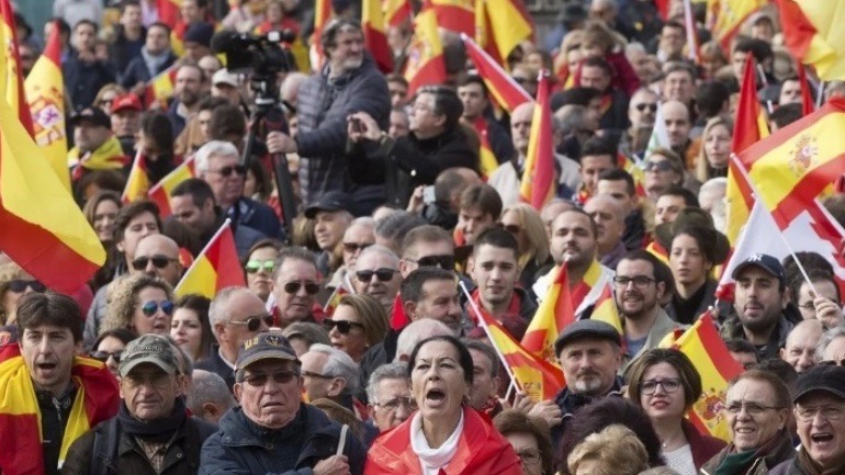 Χιλιάδες στους δρόμους της Μαδρίτης κατά του Σάντσεθ: «Καταπάτησε το Σύνταγμα με τα lockdown»