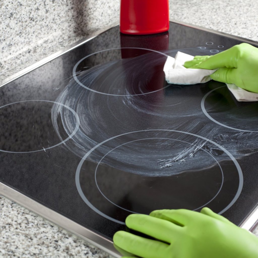 Δείτε γιατί δεν πρέπει να καθαρίζετε την κεραμική εστία όταν είναι πολύ ζεστή