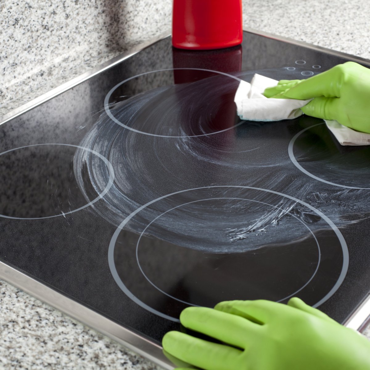 Δείτε γιατί δεν πρέπει να καθαρίζετε την κεραμική εστία όταν είναι πολύ ζεστή