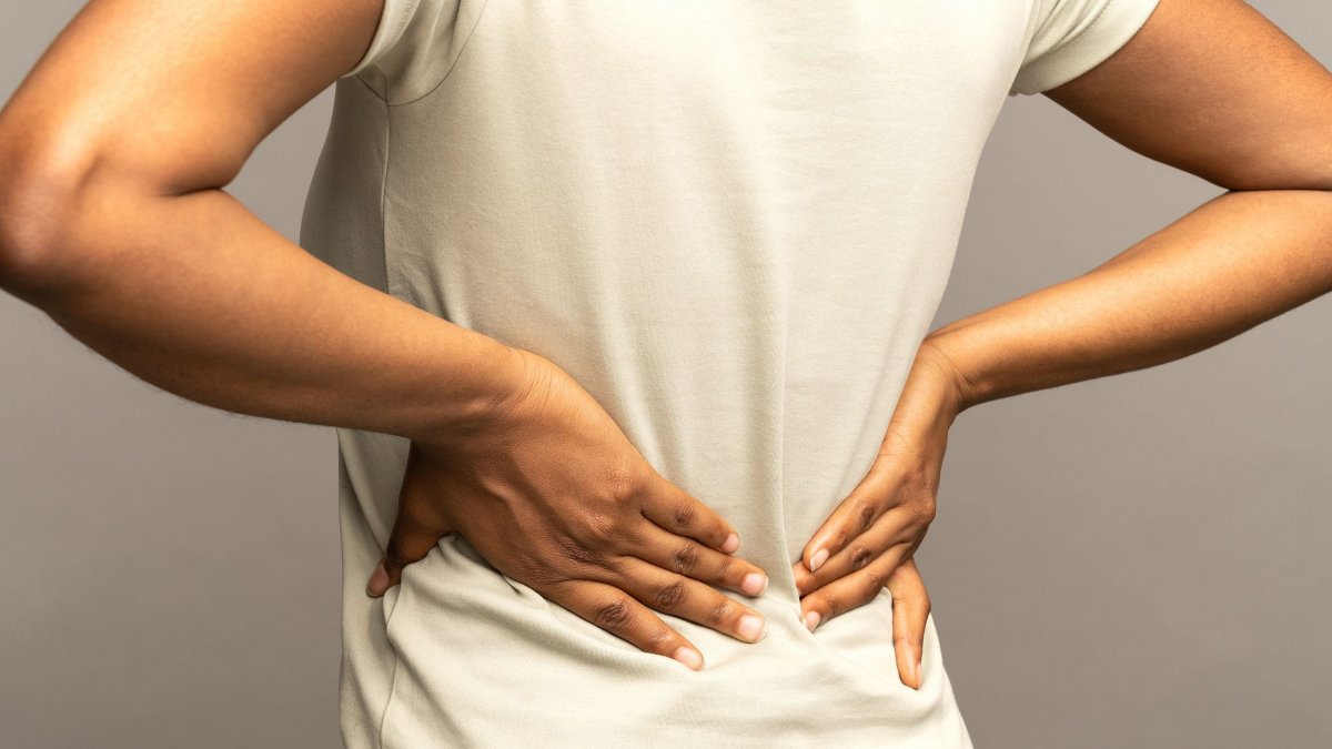 Νιώθετε πόνο στη μέση; – Κάντε αυτή την άσκηση για να «εξαφανιστεί» (βίντεο)