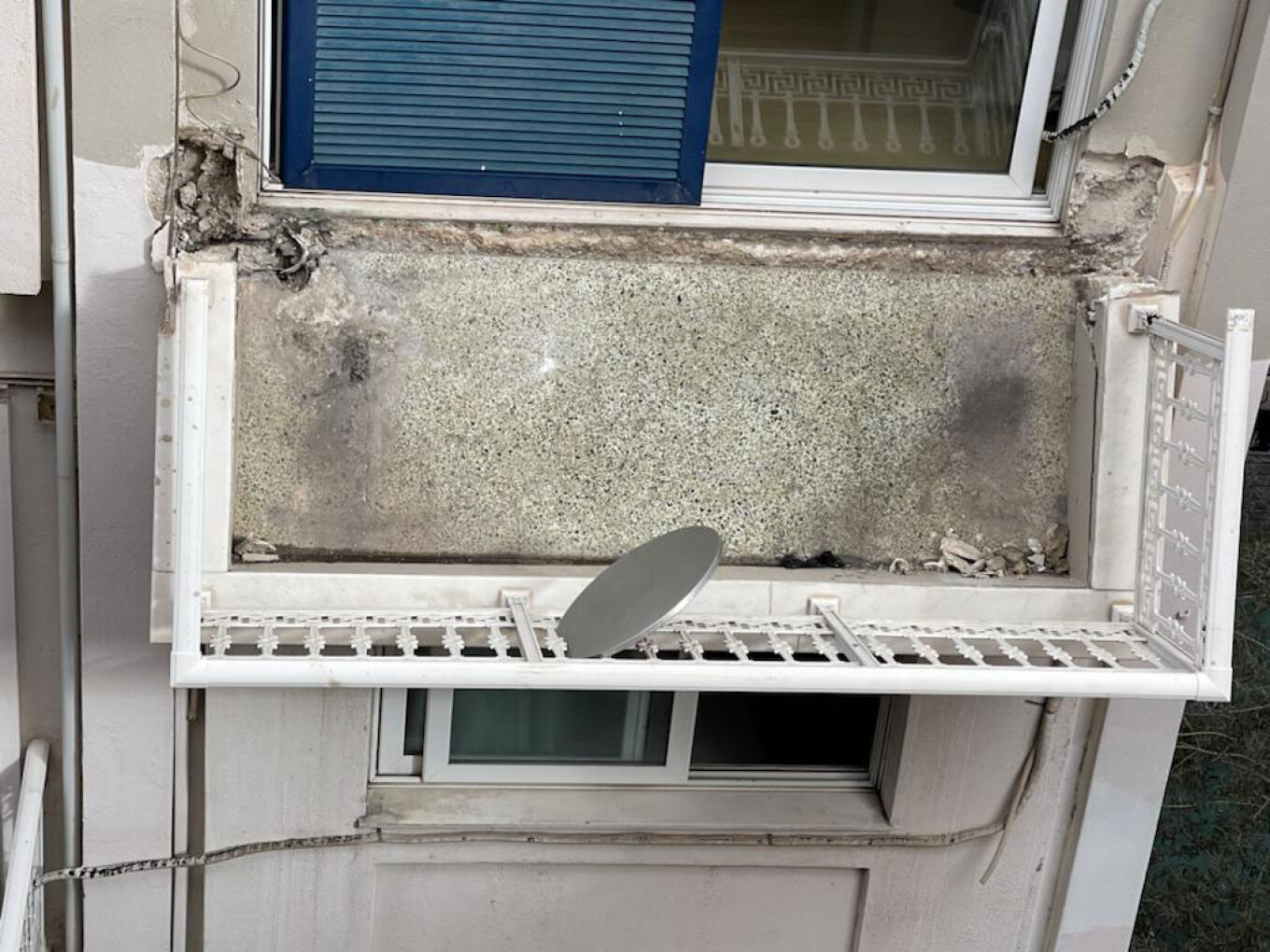 Υπό κατάρρευση μπαλκόνι σε ξενοδοχείο στη Συγγρού (φωτό)