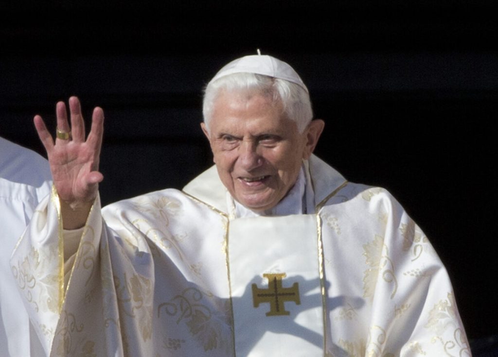 Πάπας Βενέδικτος: Σάλος από τις αποκαλύψεις νέου βιβλίου – «Γκέι σύλλογοι και πορνό σε ιεροδιδασκαλεία»