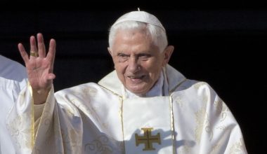 Πάπας Βενέδικτος: Σάλος από τις αποκαλύψεις νέου βιβλίου – «Γκέι σύλλογοι και πορνό σε ιεροδιδασκαλεία»