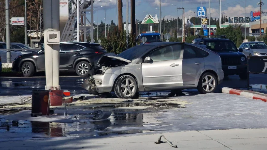 Τροχαίο ατύχημα στη Θεσσαλονίκη: Αυτοκίνητο έπεσε σε βενζινάδικο και πήρε φωτιά (φώτο)