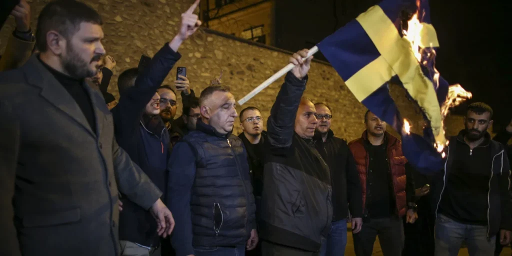 Ισλαμιστές έκαψαν τη σημαία της Σουηδίας έξω από την πρεσβεία στην Άγκυρα (βίντεο)