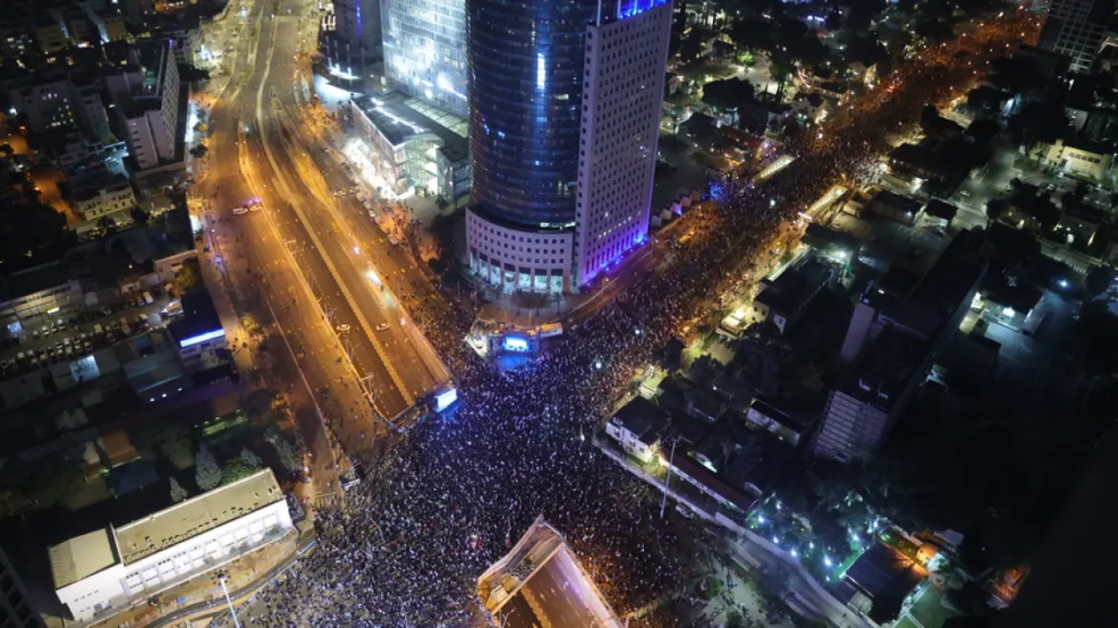 Γιγαντιαία διαδήλωση στο Ισραήλ κατά του Νετανιάχου: «Εγκληματία – Θέλεις το τέλος της Δημοκρατίας»