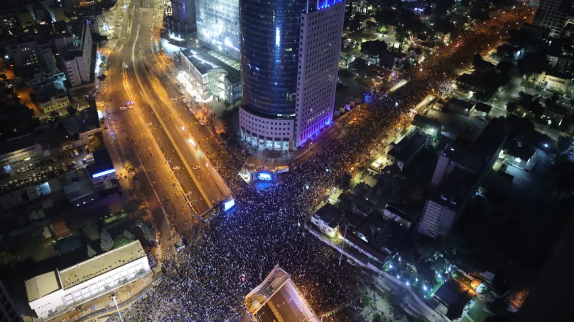 Γιγαντιαία διαδήλωση στο Ισραήλ κατά του Νετανιάχου: «Εγκληματία – Θέλεις το τέλος της Δημοκρατίας»