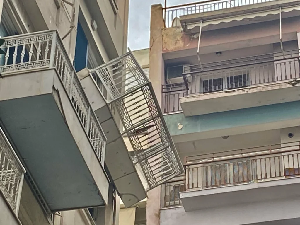 Λ.Συγγρού: Εξακολουθεί να κρέμεται στο κενό το μπαλκόνι του ξενοδοχείου (φώτο)