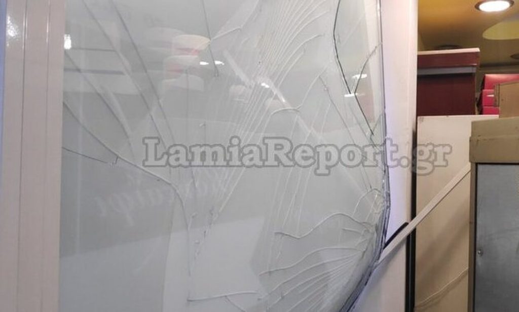 Λαμία: Άγνωστοι έσπασαν βιτρίνες τουλάχιστον τριών καταστημάτων – Από τη μανία τους ξεκόλλησαν και τα αλουμίνια