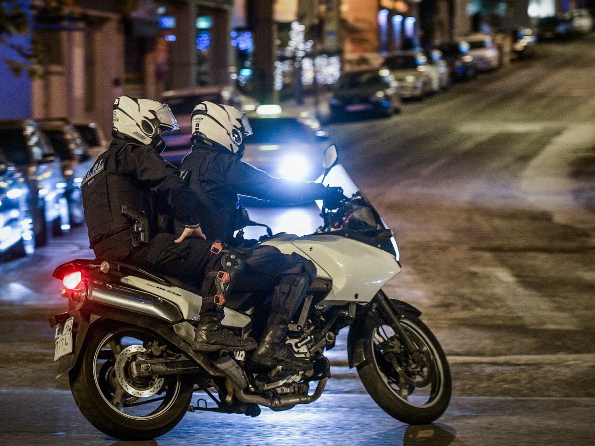 Θεσσαλονίκη: Πέρασαν 21χρονο για αστυνομικό και του πυρπόλησαν τη μηχανή