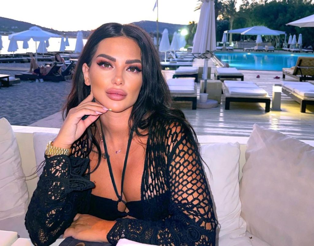 Ρέινα Βενέτη: Η «καυτή» Κιμ Καρντάσιαν της Ελλάδας (φωτο)