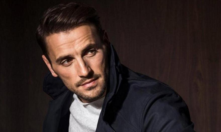 Νίκος Βέρτης: «Αν ήμουν gay θα το έλεγα – Μακάρι όλοι οι άντρες να φορούσαν τα παντελόνια που φοράω»