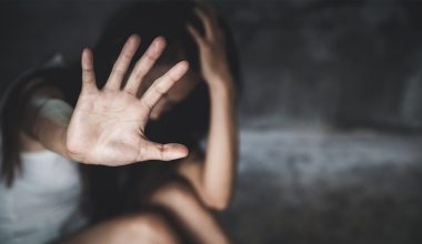 Κομισιόν: Aπαιτεί την ποινικοποίηση της παιδικής πορνογραφίας και κακοποίησης στην Ελλάδα