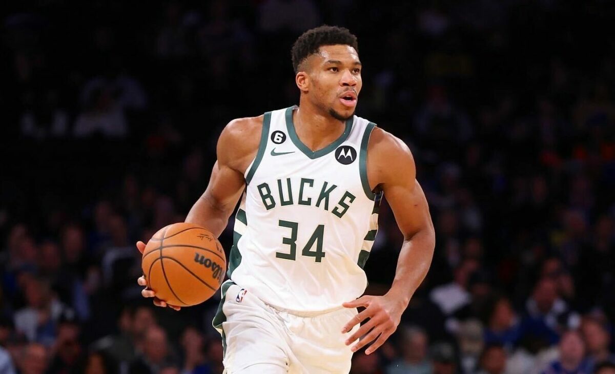 Γιάννης Αντετοκούνμπο: Χάρισε τα παπούτσια του σε μικρό θαυμαστή του που είχε γενέθλια (βίντεο)