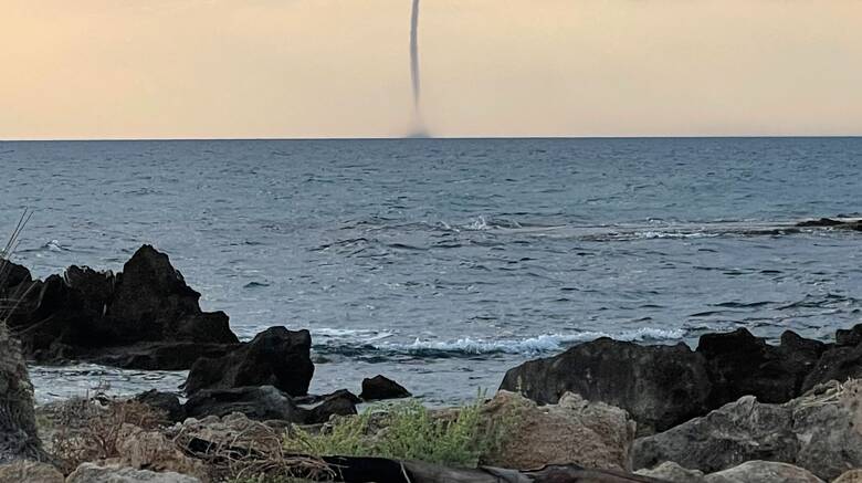 Χίος: Υδροστρόβιλος σάρωσε το Βροντάδο – Κατέστρεψε μύλους και βάρκες (Βίντεο)