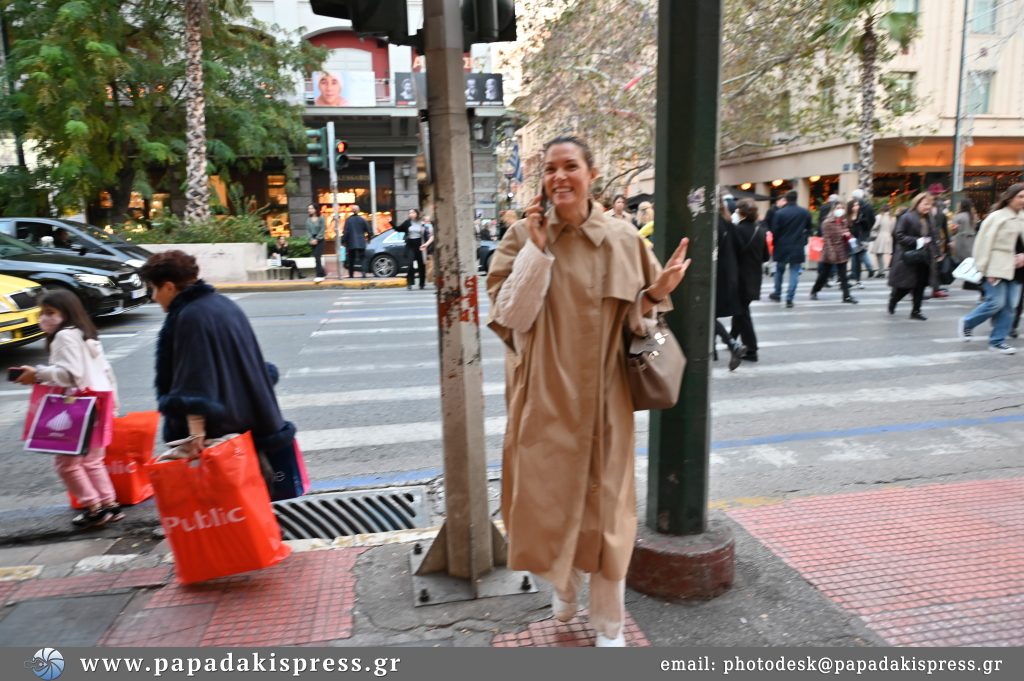Στο κέντρο της Αθήνας η Βίκυ Καγιά – Χαμογελαστή και… απλή (φώτο)