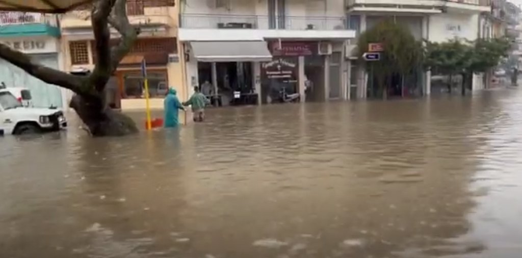 Αριδαία: Σφοδρές βροχοπτώσεις προκάλεσαν πλημμύρες και σοβαρές ζημιές – Κλειστά τα σχολεία την Τρίτη (βίντεο)
