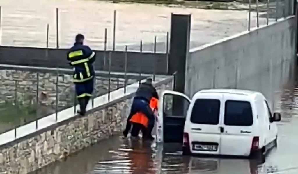 Πυροσβέστης απεγκλώβισε οδηγό στην Ηγουμενίτσα – Τον κουβάλησε στην πλάτη του (βίντεο)
