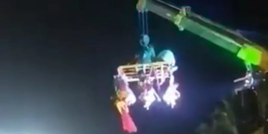 Ινδία: Η στιγμή που γερανός τουμπάρει και σκοτώνει τέσσερις ανθρώπους (βίντεο)