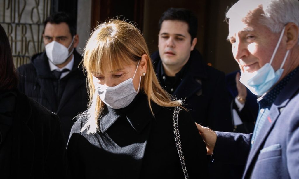 Αιμίλιος Ζαχαρέας: Το τελευταίο «αντίο» στον οικονομολόγο – Συντετριμμένη η Μάρα Ζαχαρέα (φωτό)