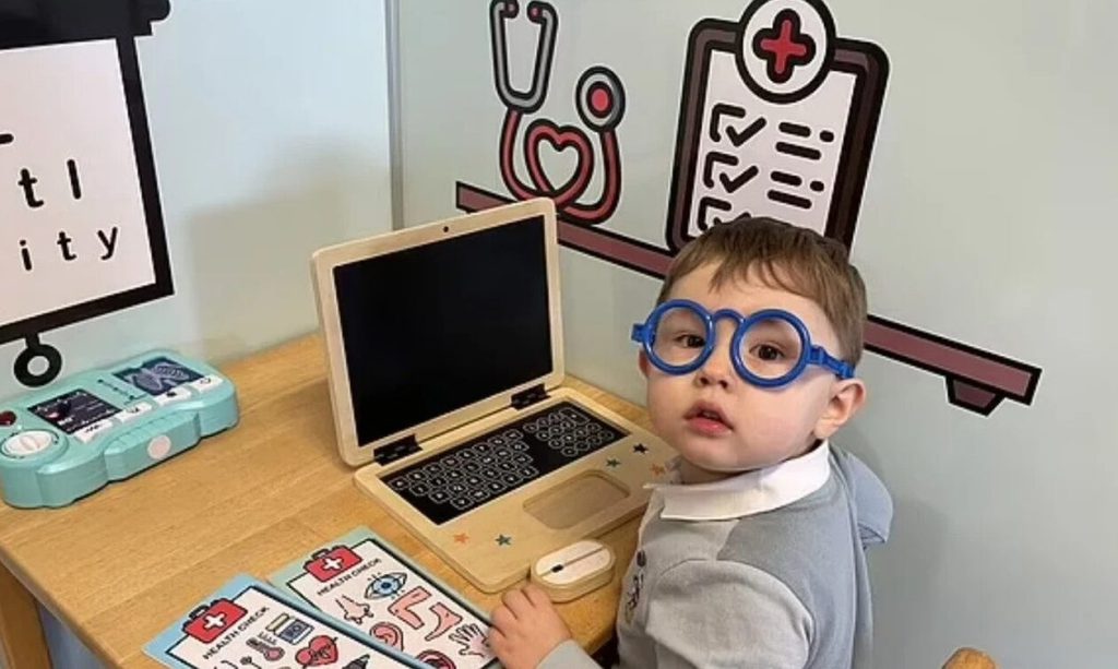 Bρετανία: «Αΐνστάιν» τριών ετών διαβάζει και μετράει μέχρι το 100 σε 7 γλώσσες