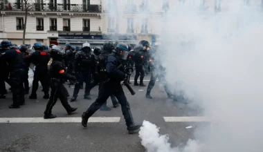 Γαλλία: Η στιγμή που αστυνομικός ρίχνει αναίσθητο διαδηλωτή στο έδαφος (βίντεο)