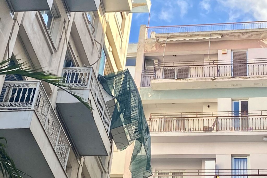 Λ.Συγγρού: Εξακολουθεί να κρέμεται στο κενό για τρίτη μέρα το μπαλκόνι στο ξενοδοχείο