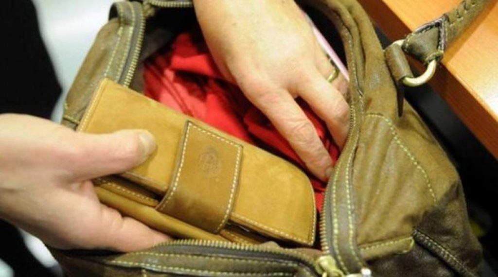 Γλυφάδα: Κλέφτης άρπαξε με αριστοτεχνικό τρόπο πορτοφόλι από τσάντα γυναίκας