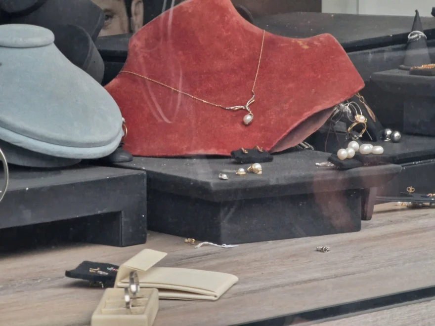 Ριφιφί σε κοσμηματοπωλείο στη Θεσσαλονίκη – Ιδιοκτήτης: «Άφησαν τα εργαλεία τους μέσα στο κατάστημα» (φώτο)