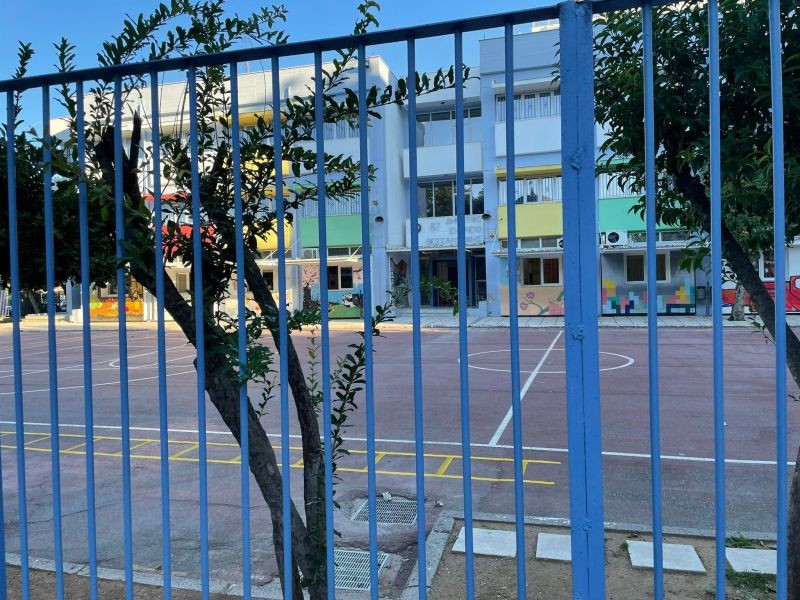 «Συναγερμός» σε σχολείο της Άμφισσας: Βρέθηκαν χειροβομβίδα και σφαίρες από τον Β’ ΠΠ