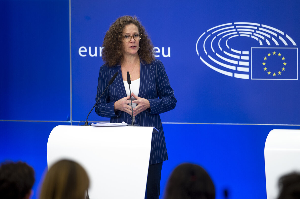 Η ΕΕ καλεί Ράμμο της ΑΔΑΕ και Μενουδάκο της Αρχής Προστασίας Προσωπικών Δεδομένων για ακρόαση