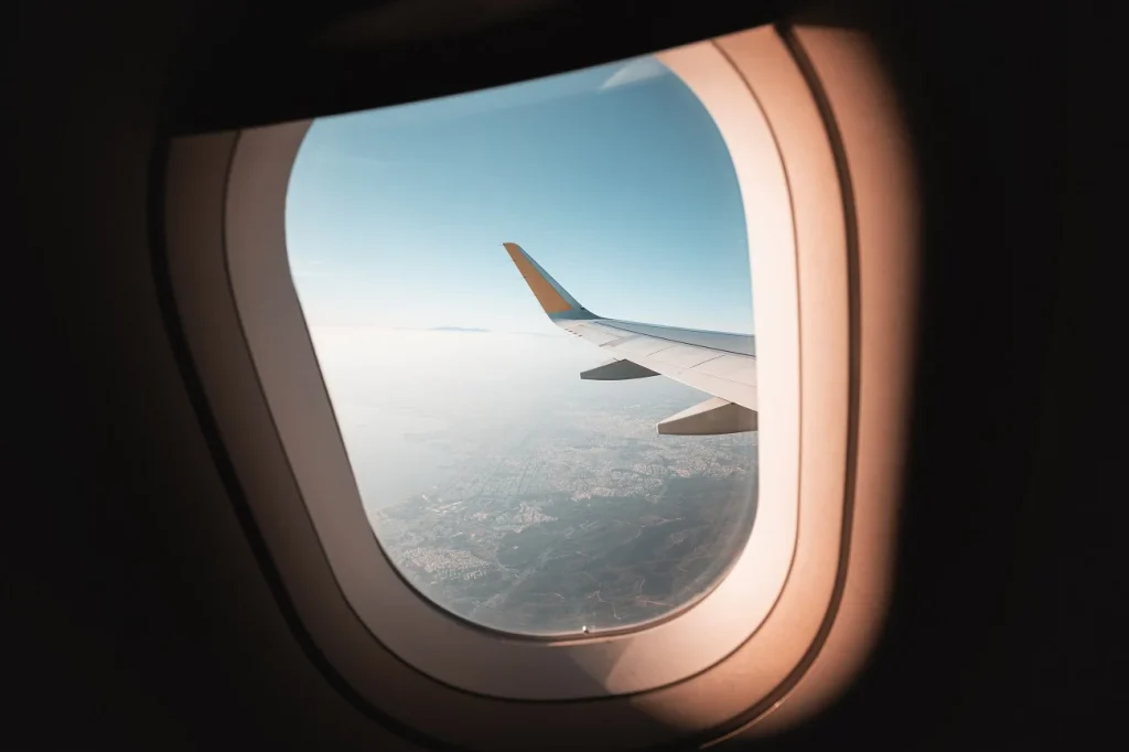 Γιατί τα παράθυρα των αεροπλάνων είναι οβάλ; – Κι όμως υπάρχει λόγος!
